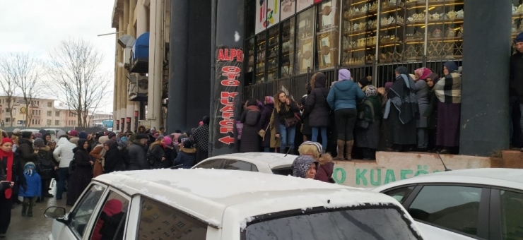 Bursa’da Züccaciye Dükkanının Açılışında İzdiham Yaşandı