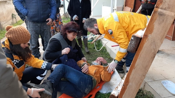 Eve Balkondan Girmek İsterken Yere Çakıldı