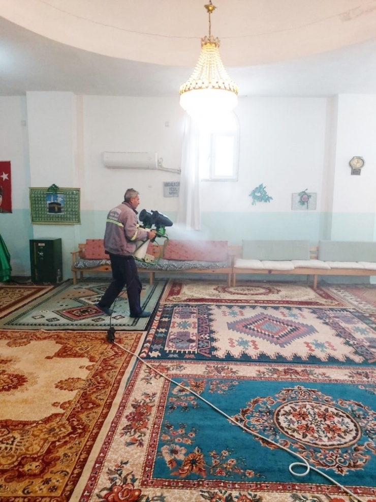 Büyükşehir Belediyesinden Tarsus’taki Cami Ve İbadethanelerde Kapsamlı Temizlik