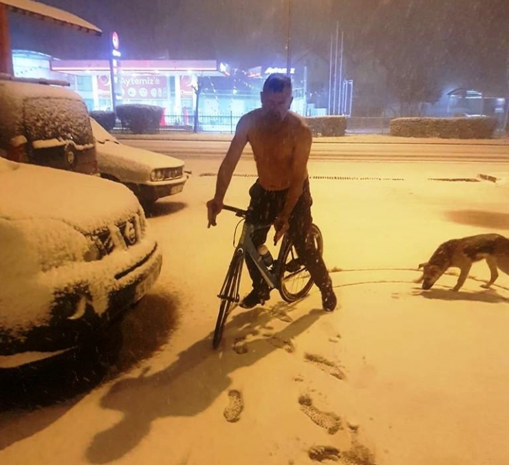 Buz Gibi Havada Yarı Çıplak Bisiklet Sürdü
