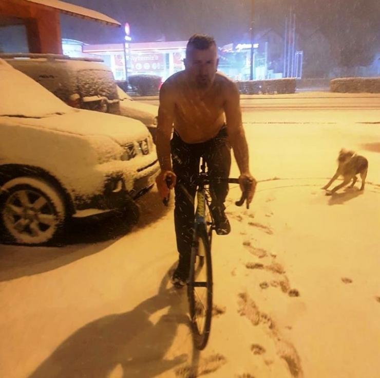 Buz Gibi Havada Yarı Çıplak Bisiklet Sürdü