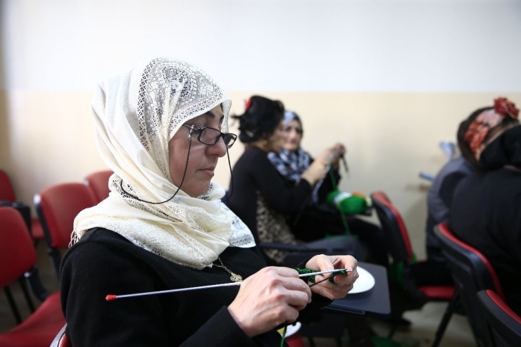 Sığınmacı Kadınlar Depremzedeler İçin Kolları Sıvadı