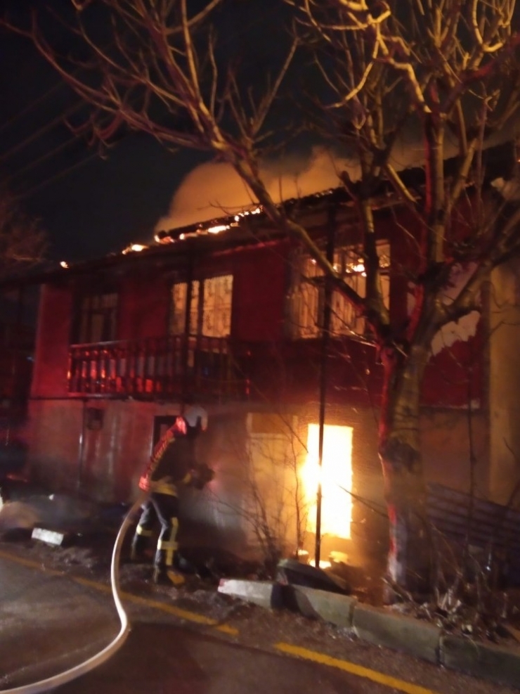 2 Katlı Metruk Bina Alevlere Teslim Oldu