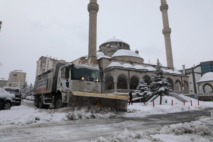 Başkan Palancıoğlu, Gece Çalışmalara Katıldı, Yolları Temizledi