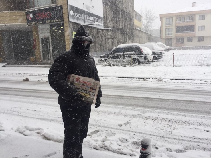 Yoğun Kar Ve Soğuk Gazete Dağıtımını Durduramadı