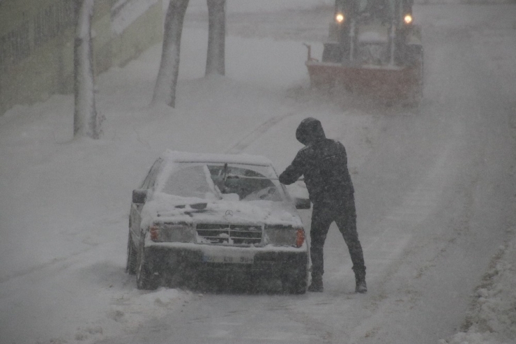 Düzce’de Kar Yağışı Hayatı Olumsuz Etkiliyor