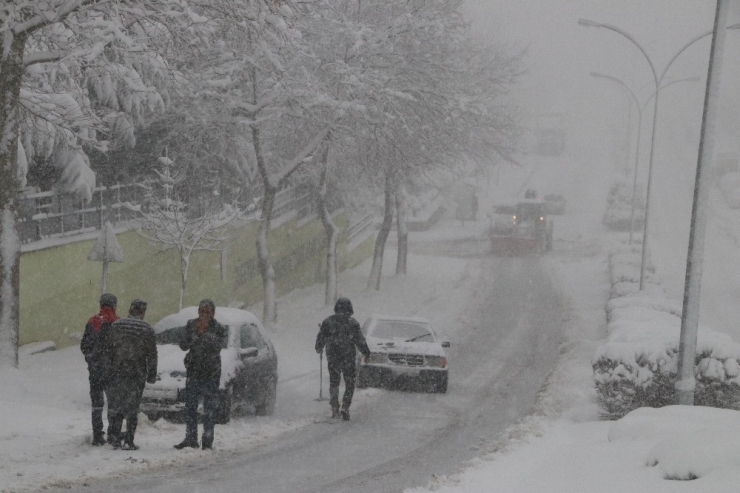 Düzce’de Kar Yağışı Hayatı Olumsuz Etkiliyor