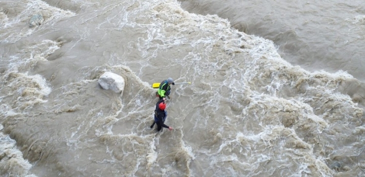 Düzce’de Dereye Yuvarlanan Kepçe Operatörünün Tişörtü Bulundu