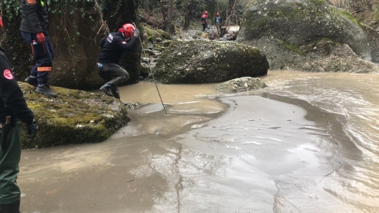 Düzce’de Dereye Yuvarlanan Kepçe Operatörünün Tişörtü Bulundu