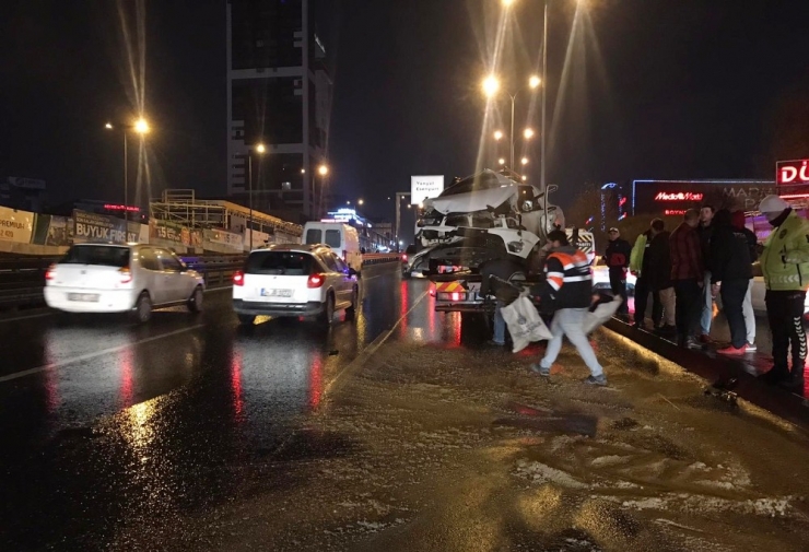 Beylikdüzü’de E-5’te Trafik Kazası: 2 Yaralı