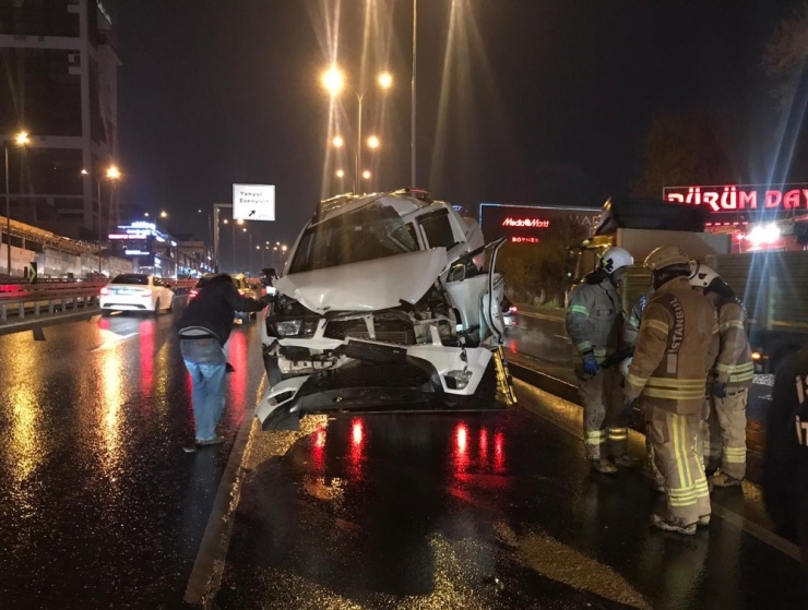 Beylikdüzü’de E-5’te Trafik Kazası: 2 Yaralı