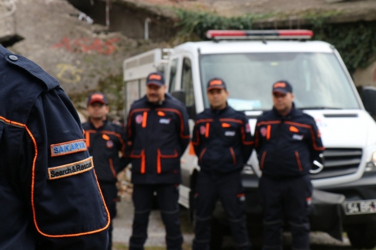 Ekipler, Depremde Anne Ve Oğlunu Sarılmış Halde Çıkardı