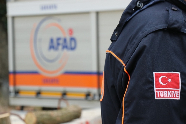 Ekipler, Depremde Anne Ve Oğlunu Sarılmış Halde Çıkardı