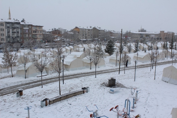 Kar Yağan Elazığ’da, Çadır Kentte Yaşam