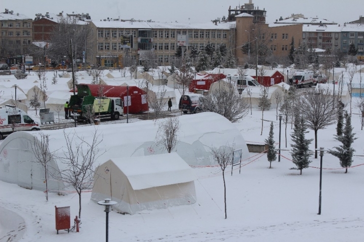Kar Yağan Elazığ’da, Çadır Kentte Yaşam