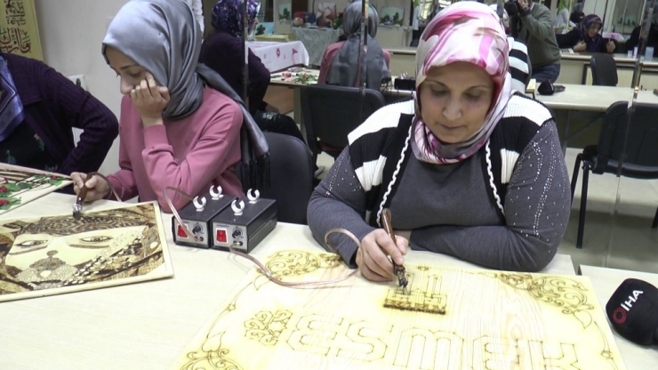 Ev Hanımları Ahşap Yakma Sanatı İle Aile Bütçelerine Katkı Sağlıyorlar