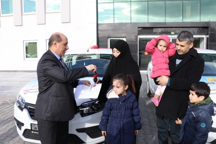 Esenlik’ten Otomobil Kazanan Şanslı Talihliler Araçlarını Teslim Aldı