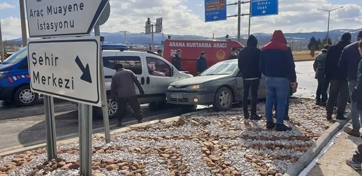 Gediz’de Trafik Kazası: 6 Yaralı