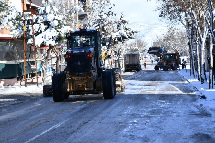 Isparta Belediyesi Ekipleri Kar Ve Buzlanmaya Karşı 24 Saat Esasıyla Çalışıyor