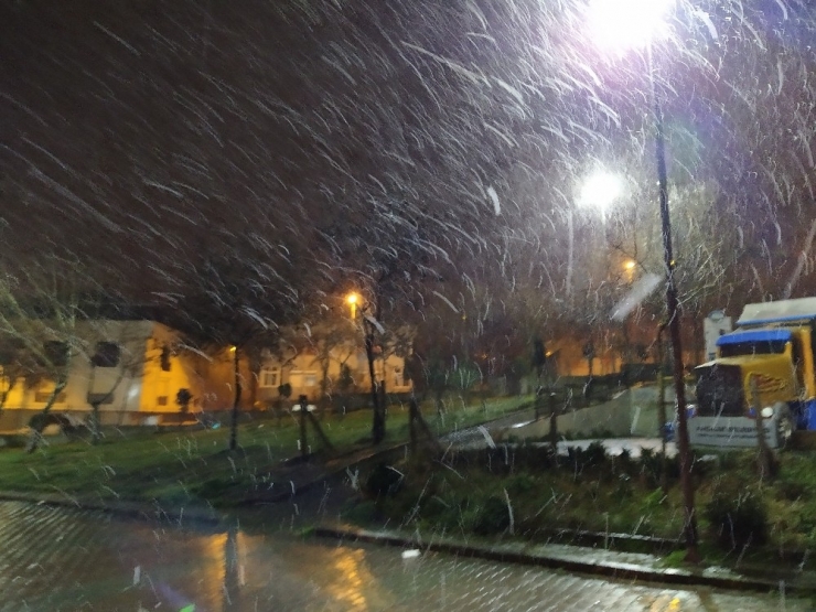 İstanbul’da Kar Yağışı Etkili Oluyor