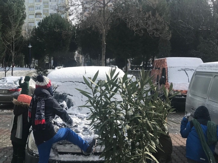 İstanbul Güne Karla Uyandı, Çocuklar Fırsatı Kaçırmadı