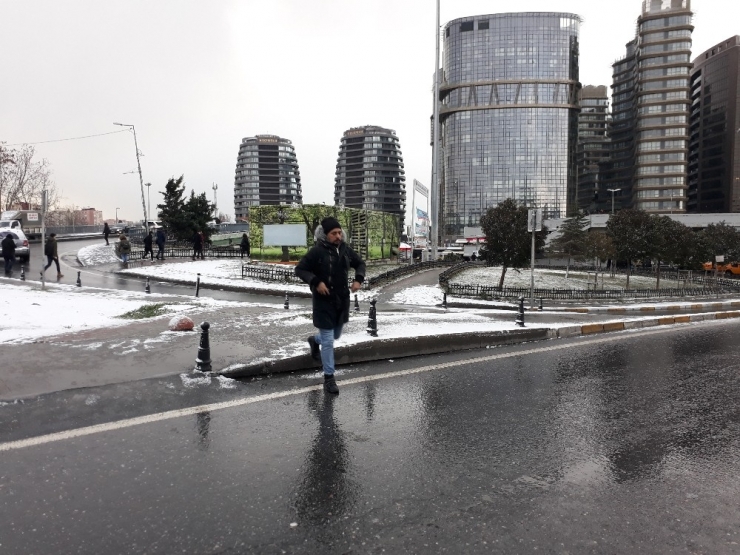 İstanbul’da Kar Yağışı Etkisini Sürdürüyor