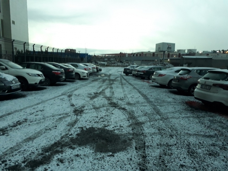 İstanbul’da Kar Yağışı Etkisini Sürdürüyor