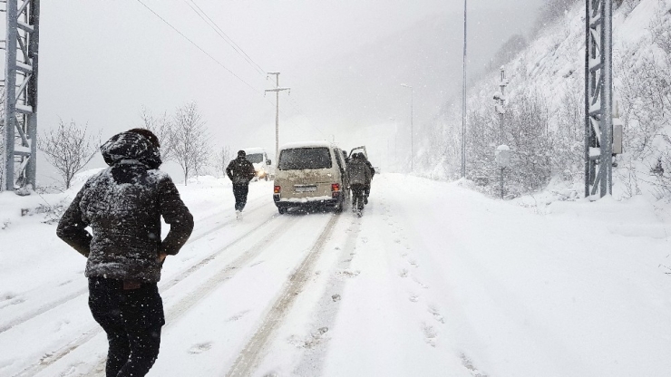 Kimisi Zincir Takarak, Kimisi İse Araçların Üzerine İnsanları Çıkararak Yollarda İlerliyor
