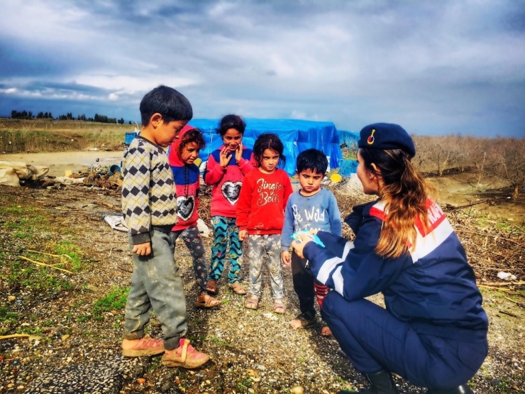 Astsubay Okşan’dan Çocuklara Anne Şefkati