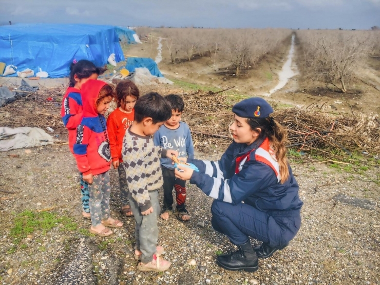 Astsubay Okşan’dan Çocuklara Anne Şefkati