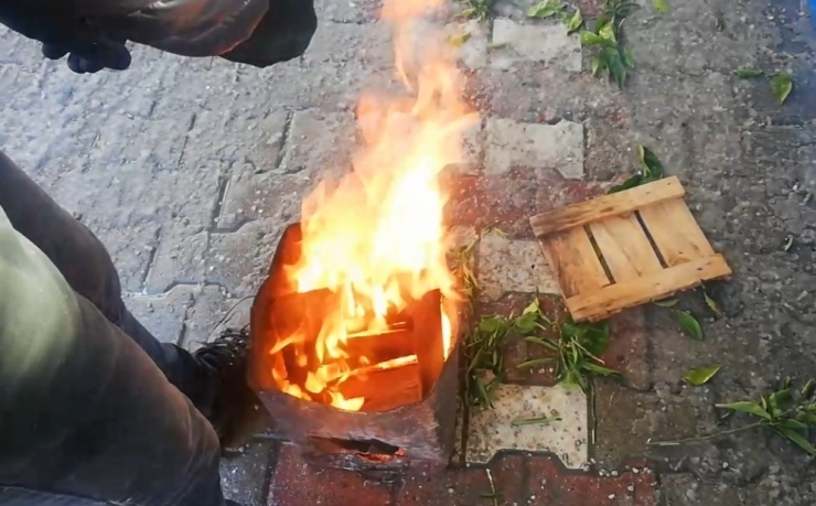 Pazarcı Esnaf Ürünlerini Dondan Korumak İçin Soba Kullanıyor