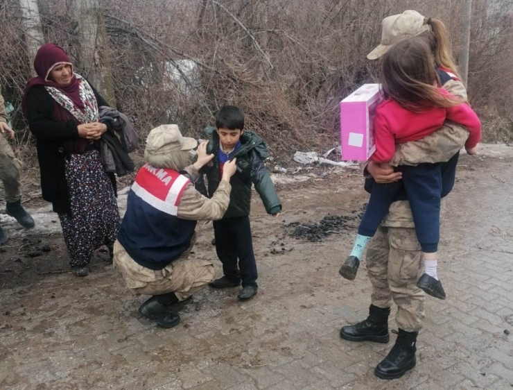 Depremzedelerin Yaraları Sarılıyor