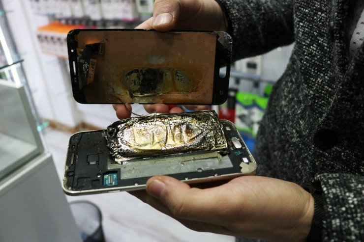 Tamir Etmek İstediği Telefon Elinde Alev Aldı
