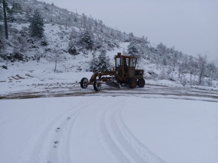 Alaşehir’de Karla Kapanan Yollar Açıldı