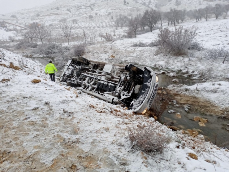 Engelli Basketbolcuları Taşıyan Minibüs Şarampole Devrildi: 13 Yaralı