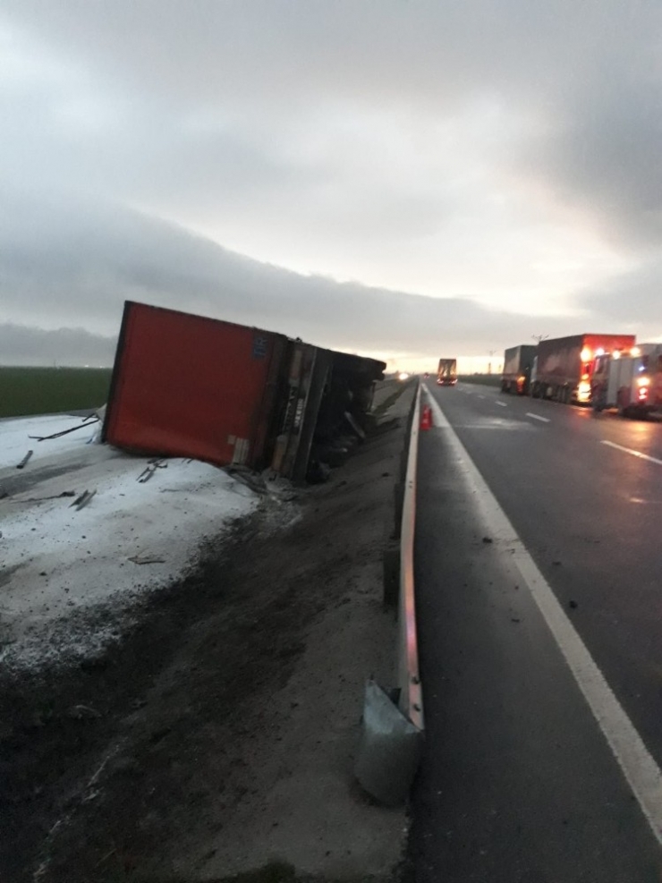 Mardin’de Kontrolden Çıkan Tır Bariyerlere Çarptı: 1 Yaralı