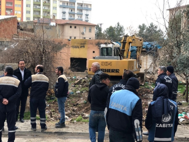 Kızıltepe’de Uyuşturucu Yuvası Haline Gelen 23 Metruk Dükkan Yıkıldı