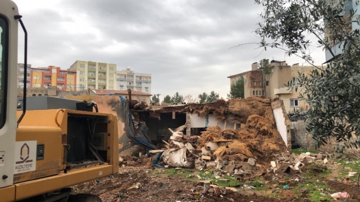 Kızıltepe’de Uyuşturucu Yuvası Haline Gelen 23 Metruk Dükkan Yıkıldı