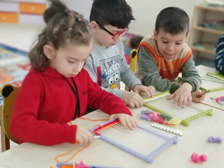 Miniklerin Tasarım Beceri Atölyesinde Halı Dokuması Devam Ediyor