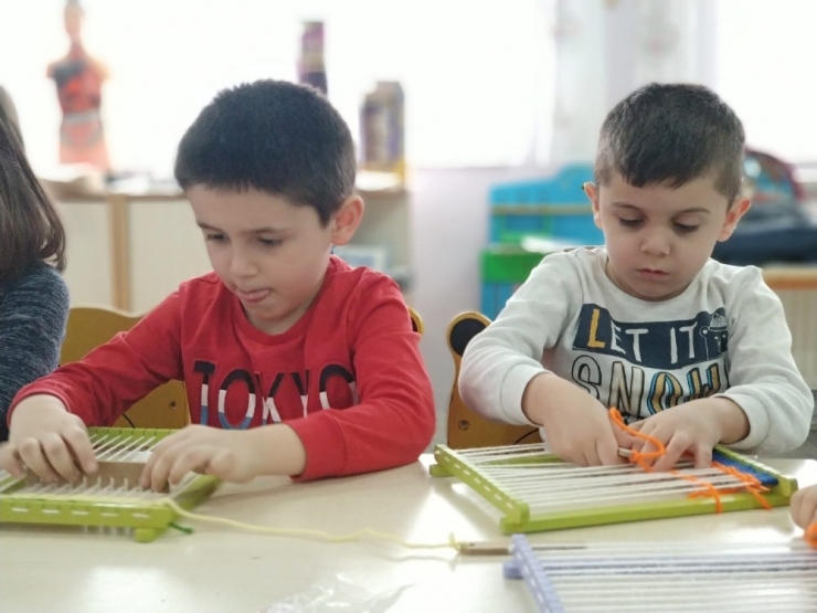 Miniklerin Tasarım Beceri Atölyesinde Halı Dokuması Devam Ediyor