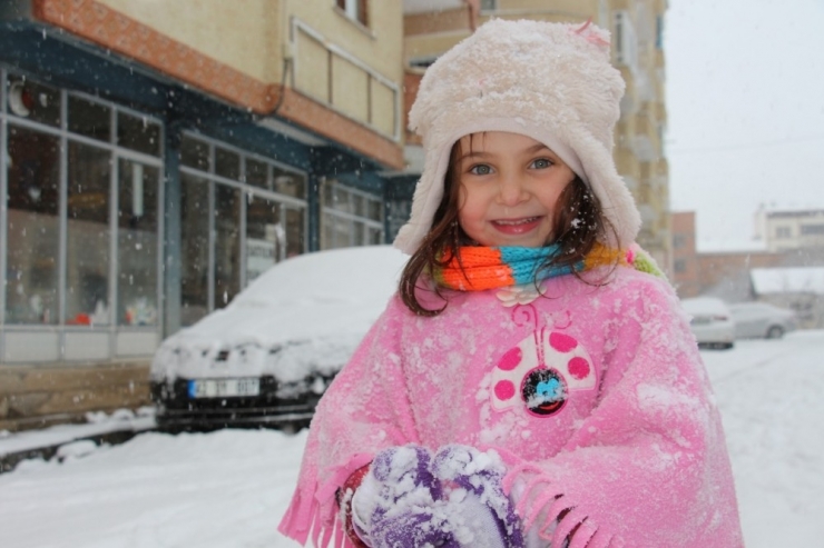 Kar Yağışına En Fazla Sevinen Çocuklar Oldu