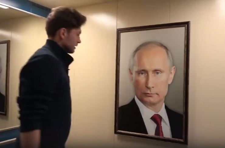 Asansöre Asılan Putin Fotoğrafıyla Sosyal Deney Yaptılar