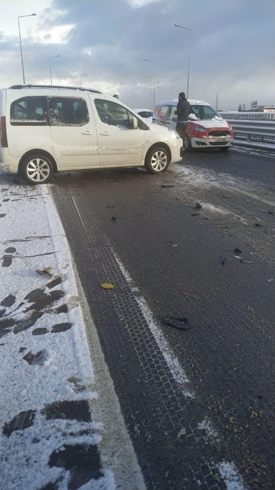 Buzlanma Kazayı Beraberinde Getirdi, 9 Araç Birbirine Girdi