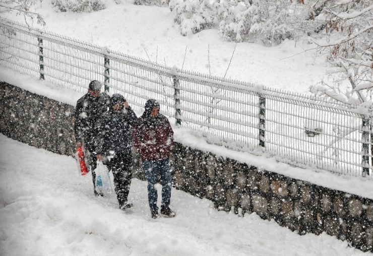 Şırnak’ta Kar Yağışı Nedeni İle 32 Köy Ve 8 Mezra Yolu Ulaşıma Kapandı