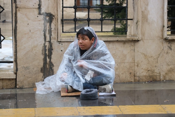 Dondurucu Soğukta Naylona Sarılıp Isınmaya Çalıştı