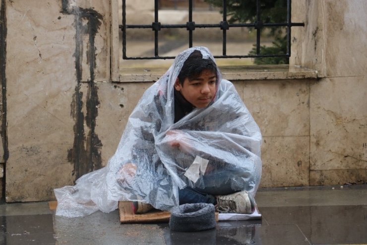 Dondurucu Soğukta Naylona Sarılıp Isınmaya Çalıştı