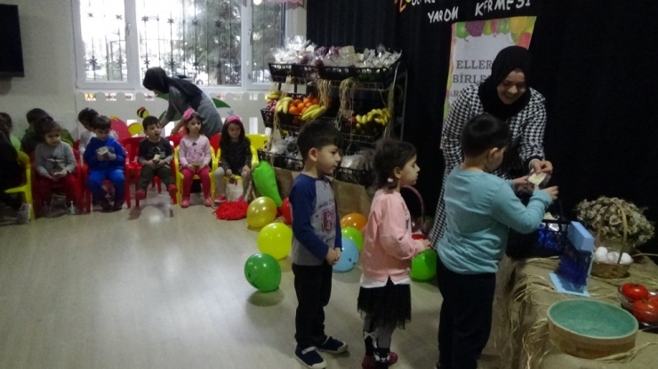 Depremzede Yaşıtlarına Yardım İçin Kuyruğa Girdiler