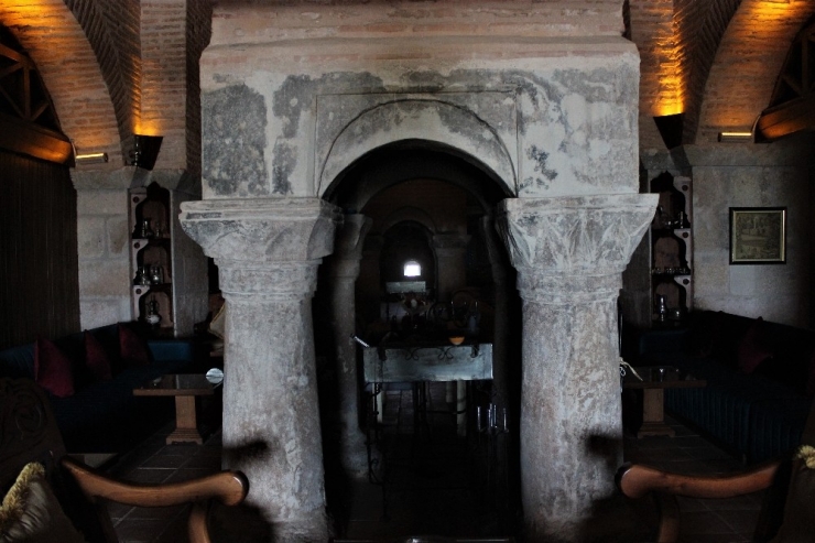 Tarlaların İçinde 626 Yıllık Otel Müşterilerini Ağırlıyor