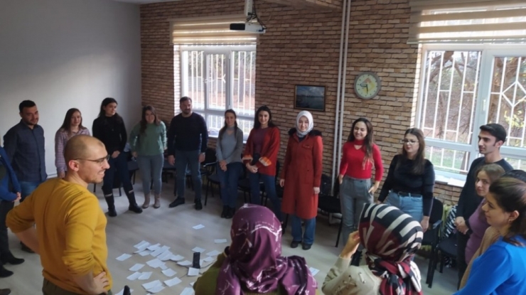 "Özel Yetenekli Çocuklar Felsefeyle Tanışıyor: Eğitici Eğitimi" Tamamlandı