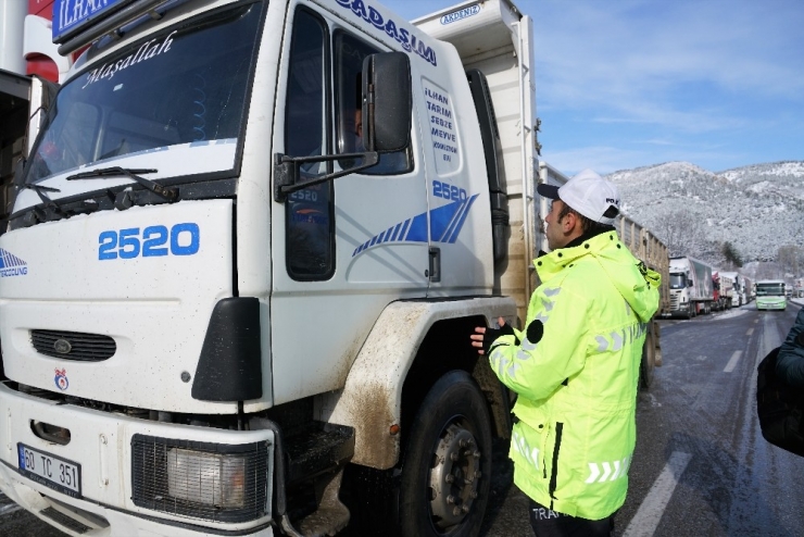 Tokat-sivas Kara Yolunda Buzlanma Ulaşımda Aksamalara Yol Açtı